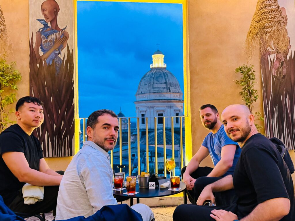 “Il Castello” di Davide ed Elena a Noto, alloggio e buon cibo a portata di tutti: la qualità in un ostello pluripremiato 11 “Il Castello” di Davide ed Elena a Noto, alloggio e buon cibo a portata di tutti: la qualità in un ostello pluripremiato - Be Sicily Mag - il castello turisti