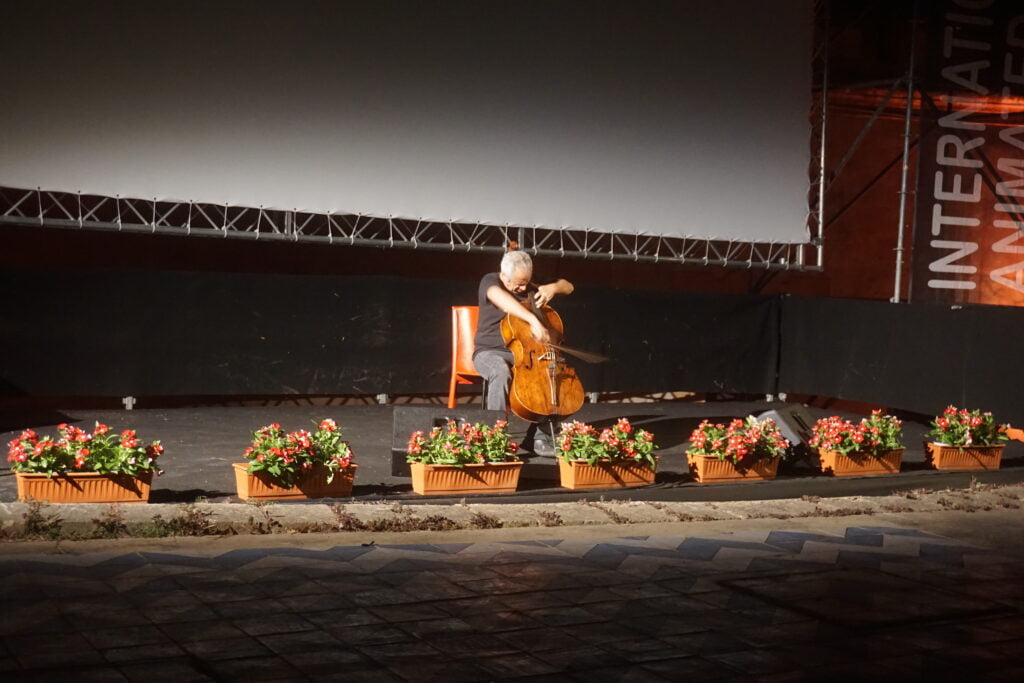 Animaphix, il Festival sui nuovi linguaggi del cinema a Bagheria: tante novità sul mondo dell'animazione 3 Animaphix, il Festival sui nuovi linguaggi del cinema a Bagheria: tante novità sul mondo dell'animazione - Be Sicily Mag - il maestro Giovanni Sollima nella serata inaugurale di Animaphix 6
