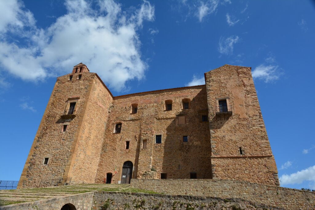 Costanza Chiaramonte, il matrimonio da incubo con Re Ladislao e quel precedente funesto nella sua dinastia - Be Sicily Mag - Castello di Castelbuono WLM23 001