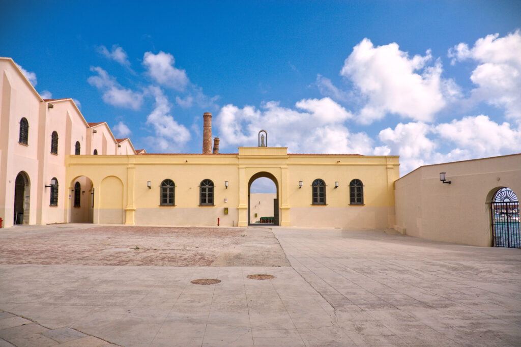 Cosa vedere a Favignana: una visita all'ex Stabilimento Florio con audio-guida gratuita 4 Cosa vedere a Favignana: una visita all'ex Stabilimento Florio con audio-guida gratuita - Be Sicily Mag - Florios Tonnara in Favignana