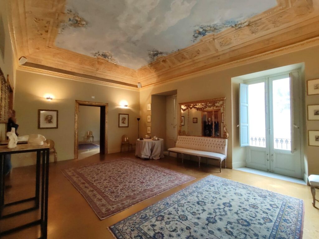 Salemi, cosa vedere e gli eventi da non perdere nel borgo in provincia di Trapani - Be Sicily Mag - Gli interni di Palazzo Torralta