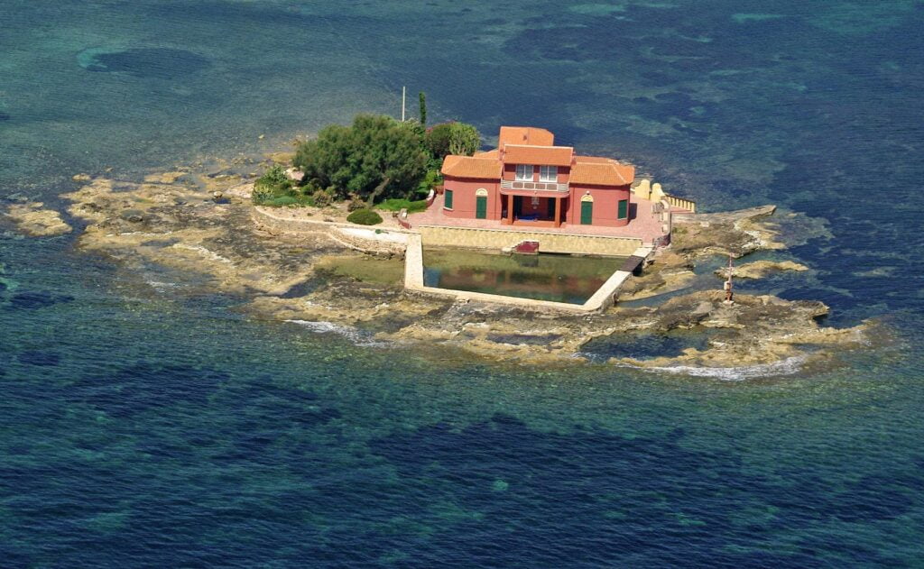 Marzamemi e il suo fascino senza tempo: dalla tonnara alla casa rossa sull’isoletta, cosa visitare 2 Marzamemi e il suo fascino senza tempo: dalla tonnara alla casa rossa sull’isoletta, cosa visitare - Be Sicily Mag - WhatsApp Image 2024 08 30 at 13.14.56
