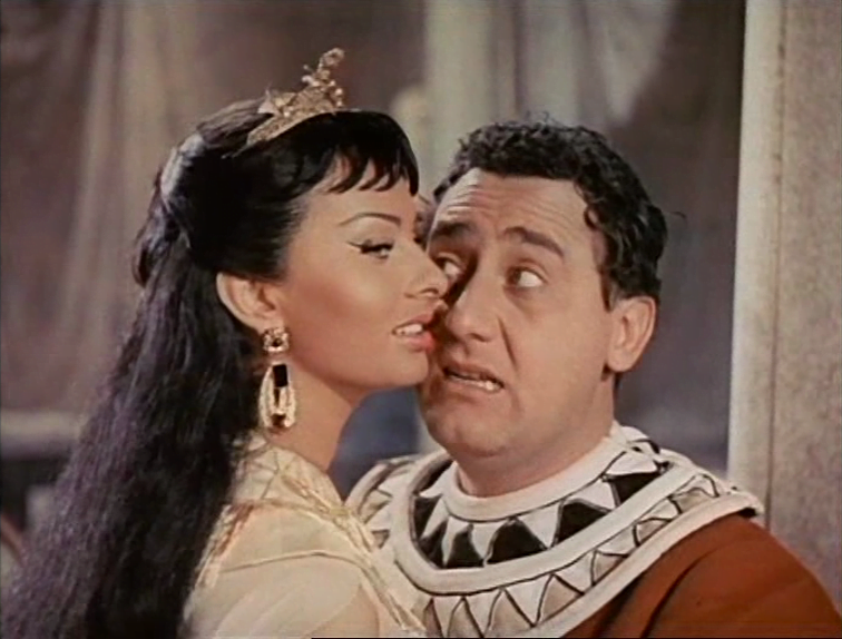Sophia Loren, compie 90 anni l'icona del cinema dalle origini siciliane 2 Sophia Loren, compie 90 anni l'icona del cinema dalle origini siciliane - Be Sicily Mag - Due notti con Cleopatra Loren Sordi