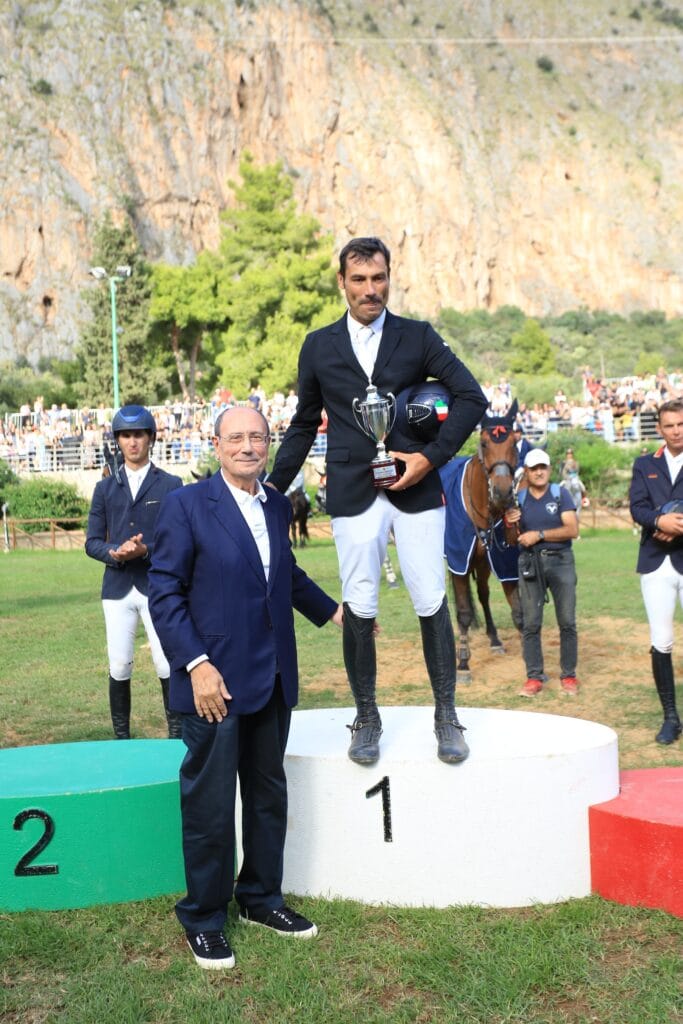 Coppa degli Assi, il catanese Gianluca Quondam Gregorio vince la 39a edizione di fronte a 5mila spettatori 2 Coppa degli Assi, il catanese Gianluca Quondam Gregorio vince la 39a edizione di fronte a 5mila spettatori - Be Sicily Mag - QUONDAM SUL PODIO CON SCHIFANI