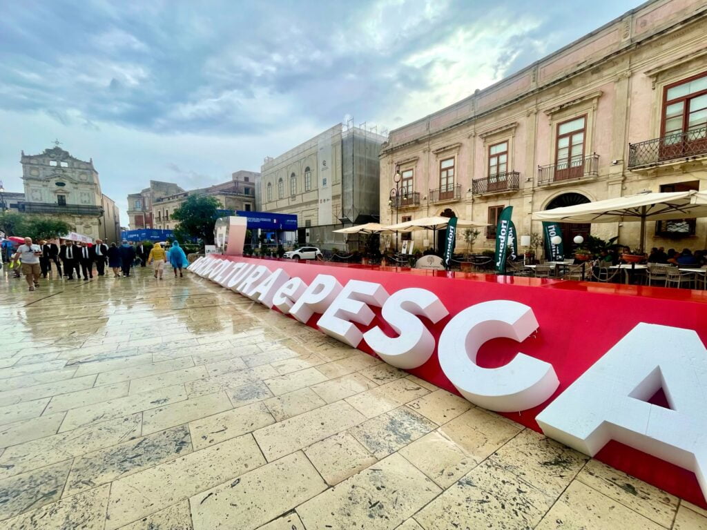 "DiviNazione Expo24": il convegno sulla Sicilia del vino e i cambiamenti climatici al G7 di Ortigia 4 "DiviNazione Expo24": il convegno sulla Sicilia del vino e i cambiamenti climatici al G7 di Ortigia - Be Sicily Mag - divinexpo2