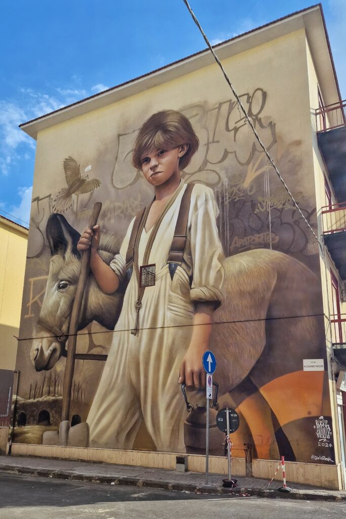 “I Carusi”, a Serradifalco il murale che fa riflettere sulla memoria da tramandare alle nuove generazioni - Be Sicily Mag - i carusi murale sicilbanca 01