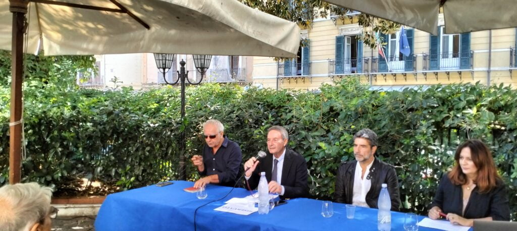 "Il giudice e il boss", il nuovo film di Pasquale Scimeca su Cesare Terranova al cinema: "Fu il primo a indagare sulla mafia" 4 "Il giudice e il boss", il nuovo film di Pasquale Scimeca su Cesare Terranova al cinema: "Fu il primo a indagare sulla mafia" - Be Sicily Mag - un momento della presentazione
