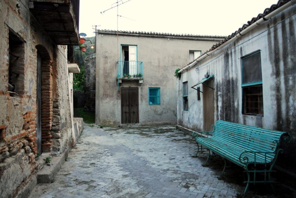 Borghi fantasma più cercati in Italia: nella top 30 ce ne sono tre in Sicilia - Be Sicily Mag - La piazza principale