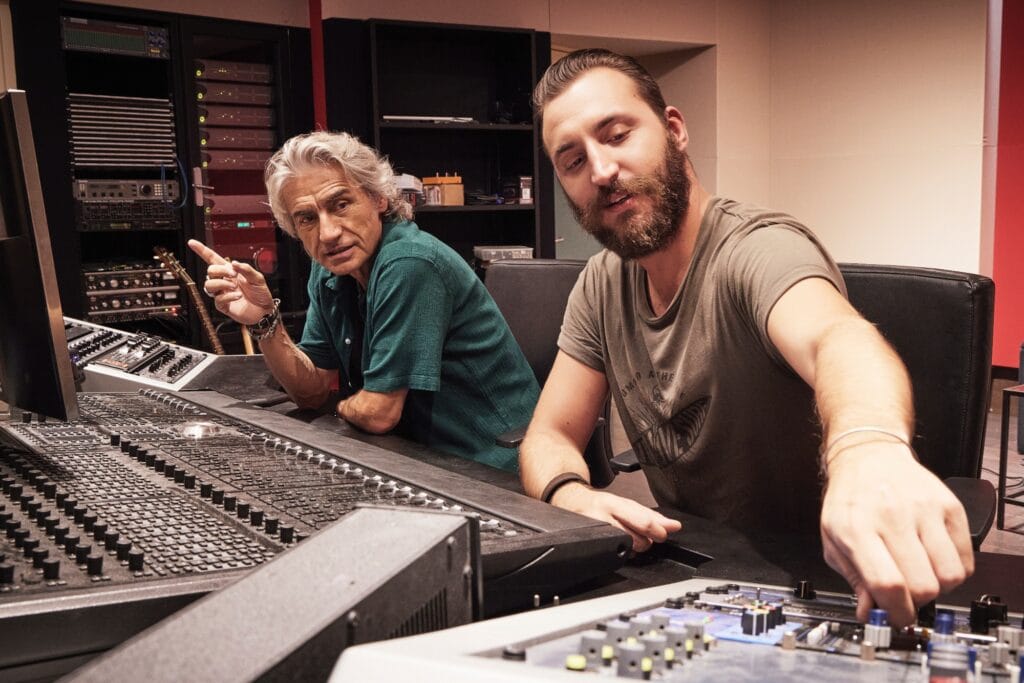 Luciano Ligabue presenta il nuovo tour: "Il pubblico è il mio spettacolo personale. Sul palco con mio figlio Lenny, che emozione!" 4 Luciano Ligabue presenta il nuovo tour: "Il pubblico è il mio spettacolo personale. Sul palco con mio figlio Lenny, che emozione!" - Be Sicily Mag - Luciano Ligabue e suo figlio Lenny ph. Maurizio Bresciani 50622