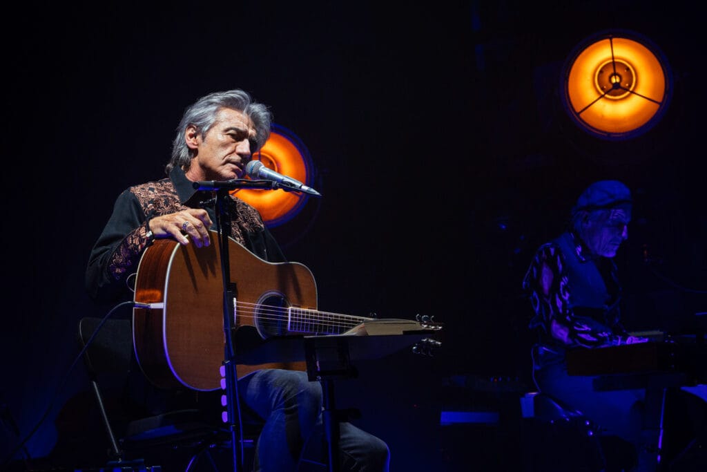Luciano Ligabue presenta il nuovo tour: "Il pubblico è il mio spettacolo personale. Sul palco con mio figlio Lenny, che emozione!" 5 Luciano Ligabue presenta il nuovo tour: "Il pubblico è il mio spettacolo personale. Sul palco con mio figlio Lenny, che emozione!" - Be Sicily Mag - Luciano Ligabue ph. Jarno Iotti 01102024 S2203664 a