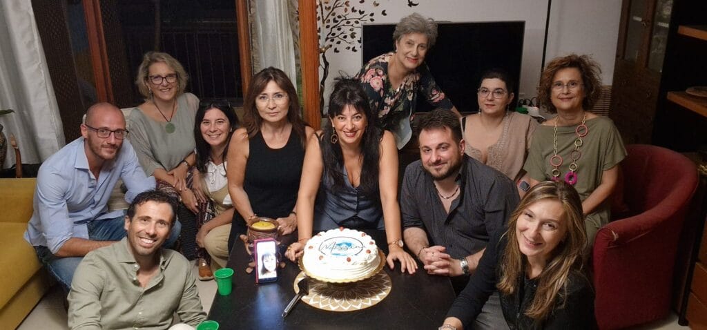 Messina Scrive, Eliana Camaioni presenta il nuovo collettivo: "Raccontiamo la nostra terra e promuoviamo la cultura" 2 Messina Scrive, Eliana Camaioni presenta il nuovo collettivo: "Raccontiamo la nostra terra e promuoviamo la cultura" - Be Sicily Mag - messina scrive riunione