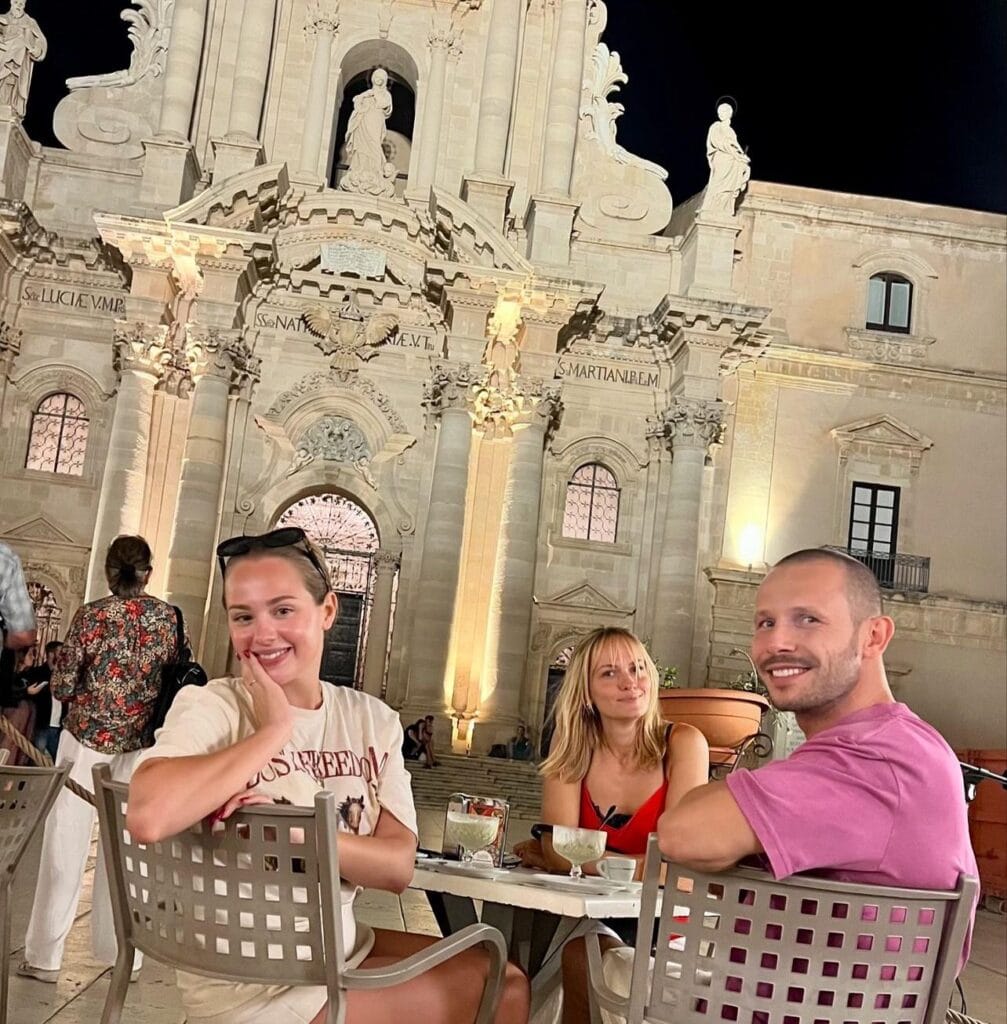 “I colori della felicità”, a Siracusa le riprese della serie polacca. Gli attori: "Regaliamo alla nostra terra il sole e il mare della Sicilia" - Be Sicily Mag - sfumature di colori