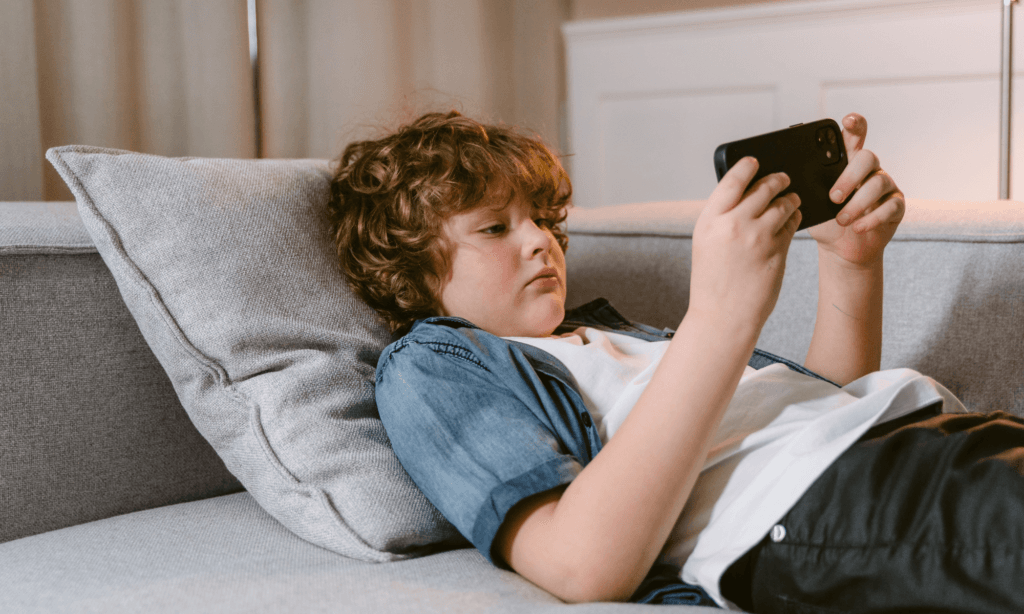 Bambini digitali, l'utilizzo della tecnologia tra pro e contro: la guida del pediatra 5 Bambini digitali, l'utilizzo della tecnologia tra pro e contro: la guida del pediatra - Be Sicily Mag - Bambini e smartphone 01