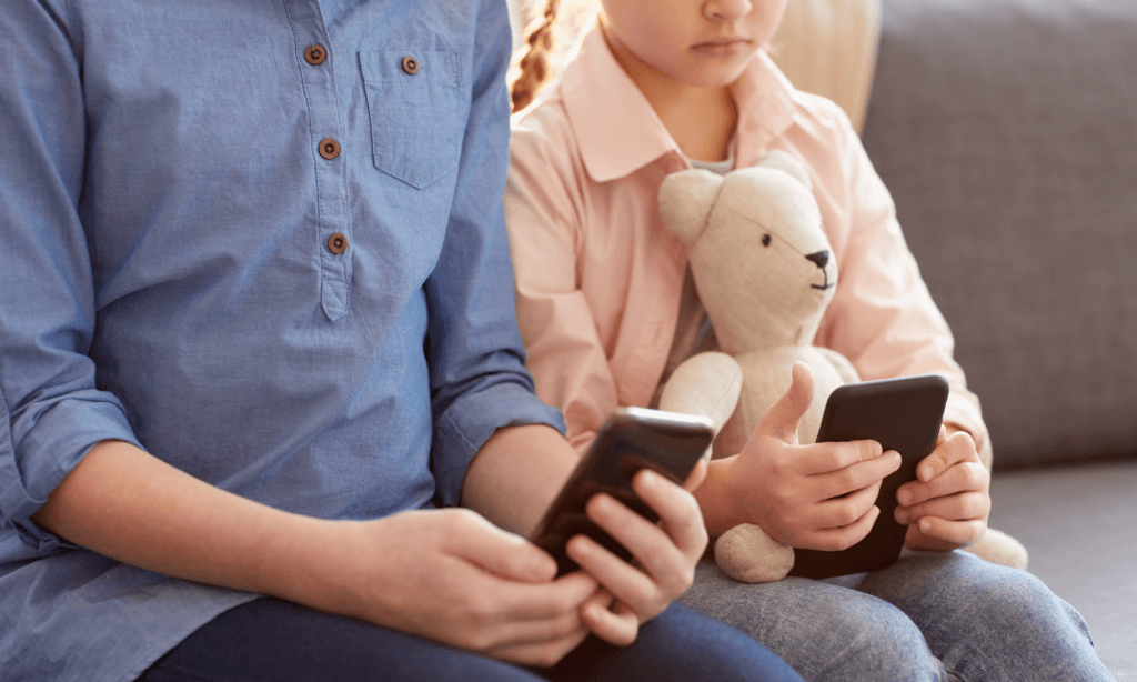Bambini digitali, l'utilizzo della tecnologia tra pro e contro: la guida del pediatra 6 Bambini digitali, l'utilizzo della tecnologia tra pro e contro: la guida del pediatra - Be Sicily Mag - Bambini e smartphone 05