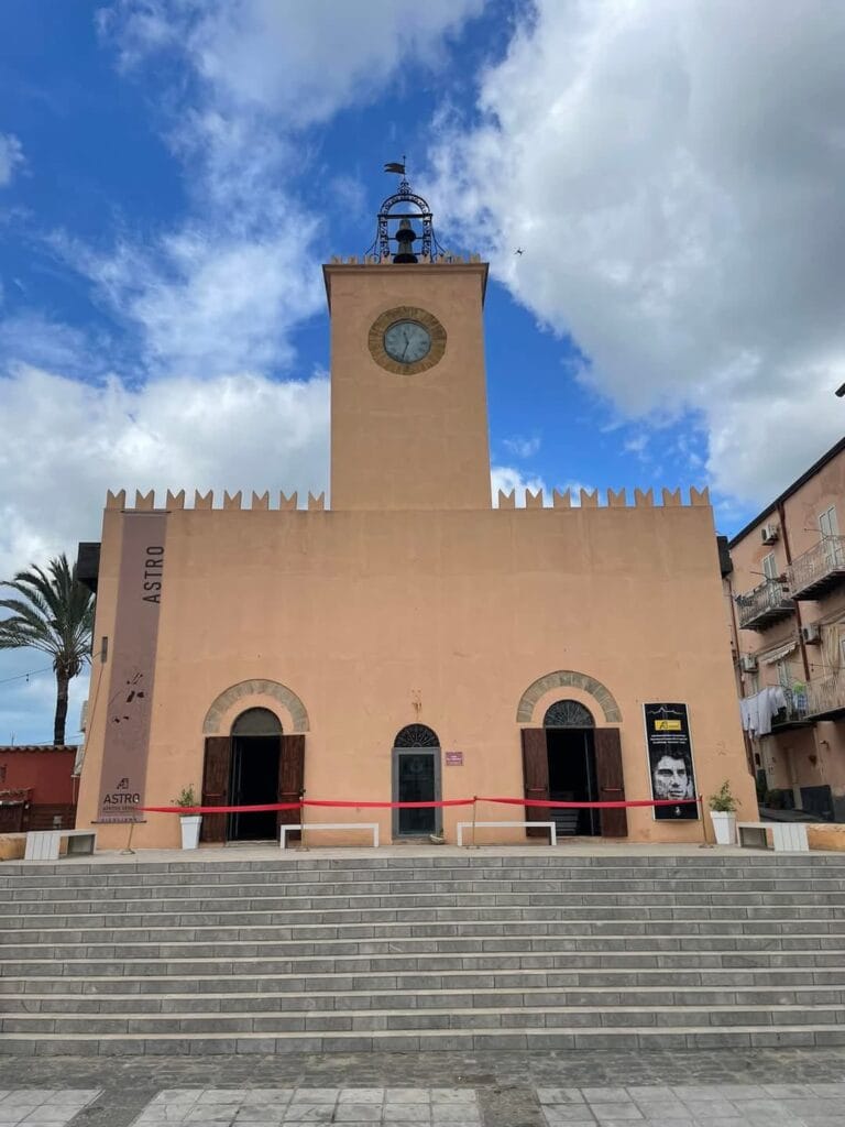 Ayrton Senna aveva origini siciliane: a Siculiana inaugurato un museo sul pilota di Formula 1 - Be Sicily Mag - IMG 20241124 WA0033