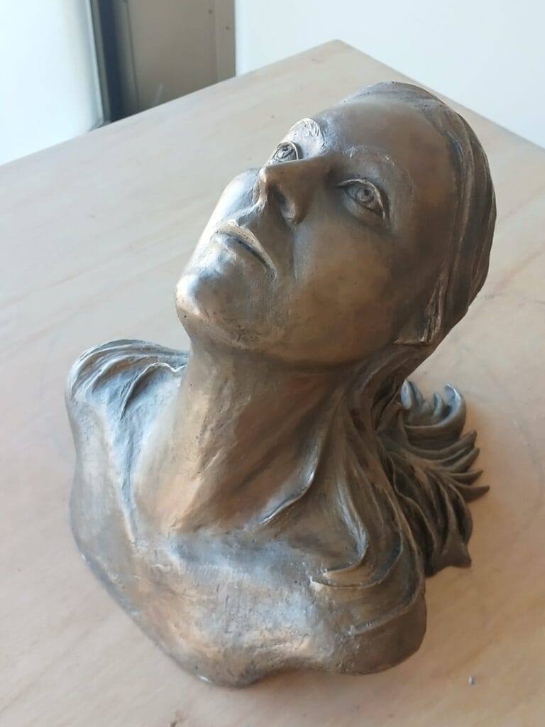 Le sculture di Sabina Paladino tra essenza femminile e ricerca della verità: "È un legame intimo" 2 Le sculture di Sabina Paladino tra essenza femminile e ricerca della verità: "È un legame intimo" - Be Sicily Mag - Scultura Illuminazione 1