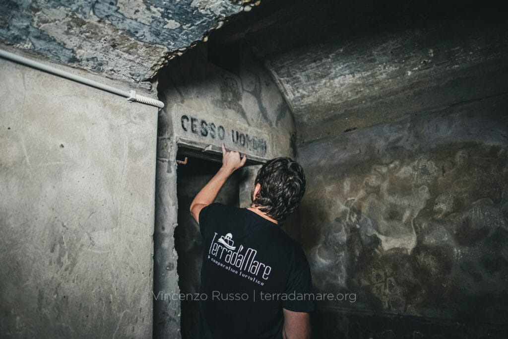 Rifugio antiaereo di Ballarò: la Palermo nascosta della Seconda Guerra Mondiale nei sotterranei di Palazzo Castelnuovo 2 Rifugio antiaereo di Ballarò: la Palermo nascosta della Seconda Guerra Mondiale nei sotterranei di Palazzo Castelnuovo - Be Sicily Mag - palazzo castelnuovo e rifugio antiaereo seconda guerra mondiale palermo ph vincenzo russo terradamare 12
