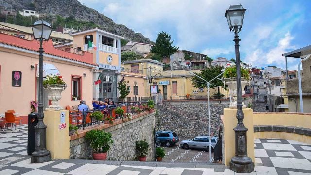 Roccafiorita, alla scoperta del Comune più piccolo della Sicilia: ha solo 171 abitanti, ma attrae tanti turisti 2 Roccafiorita, alla scoperta del Comune più piccolo della Sicilia: ha solo 171 abitanti, ma attrae tanti turisti - Be Sicily Mag - roccafiorita municipio 100648