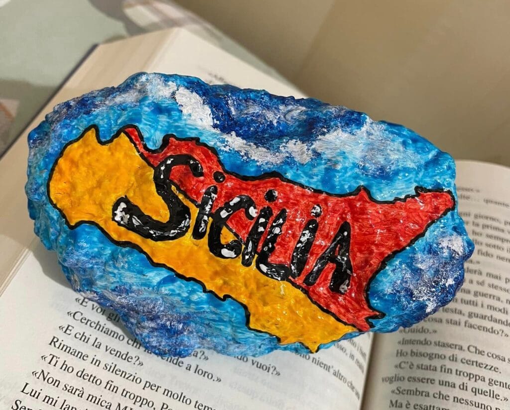 “Un sasso per un sorriso”, l'iniziativa spopola anche in Sicilia: così si porta colore nel cuore degli sconosciuti 4 “Un sasso per un sorriso”, l'iniziativa spopola anche in Sicilia: così si porta colore nel cuore degli sconosciuti - Be Sicily Mag - sicilia sasso