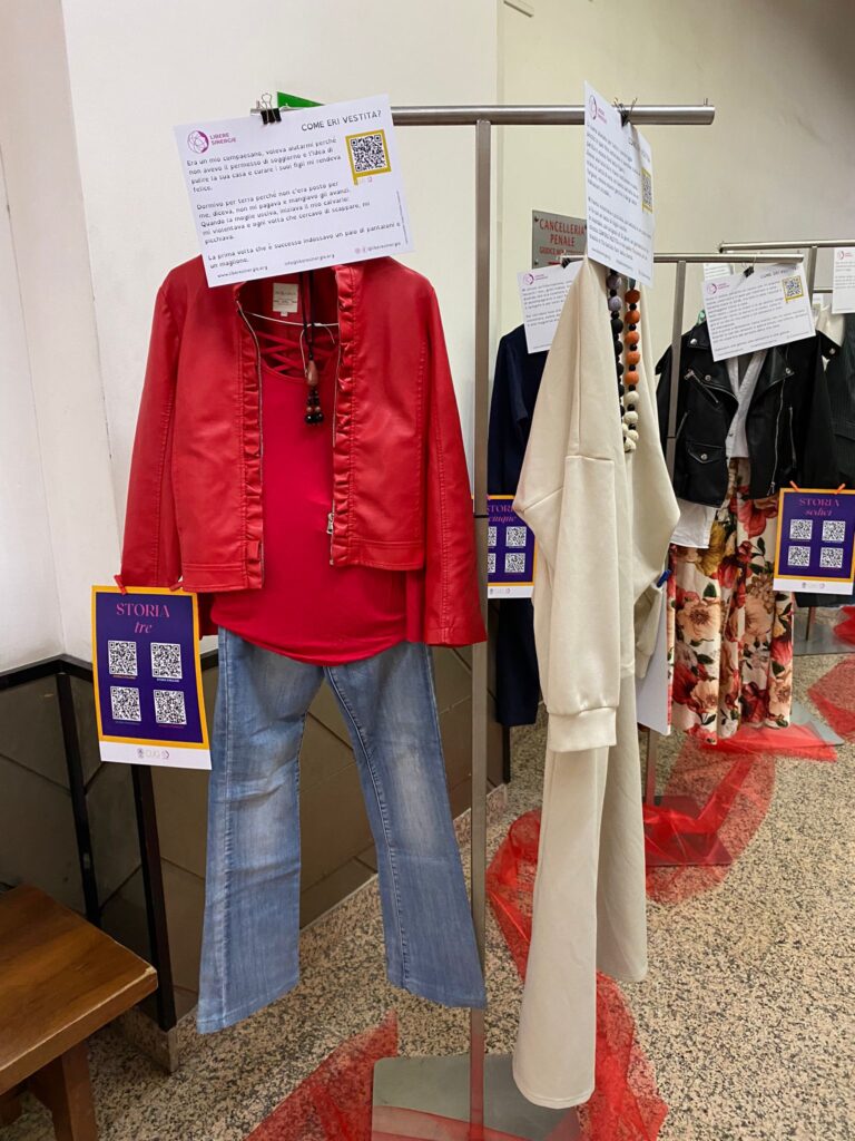 “Com’eri vestita?”, a Termini Imerese l’installazione che racconta la violenza sulle donne: una denuncia contro il sessismo 2 “Com’eri vestita?”, a Termini Imerese l’installazione che racconta la violenza sulle donne: una denuncia contro il sessismo - Be Sicily Mag - Comeri vestita 2