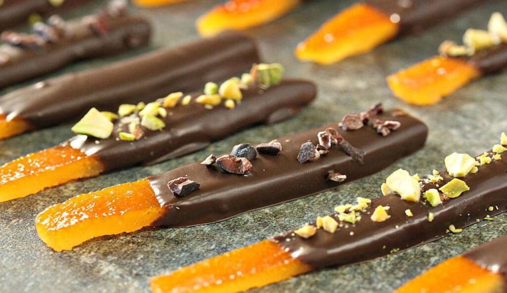 Idee regalo fai da te per Natale 2024, spazio alla golosità: 3 ricette per stupire 4 Idee regalo fai da te per Natale 2024, spazio alla golosità: 3 ricette per stupire - Be Sicily Mag - Scorzette dArancia al cioccolato fondente