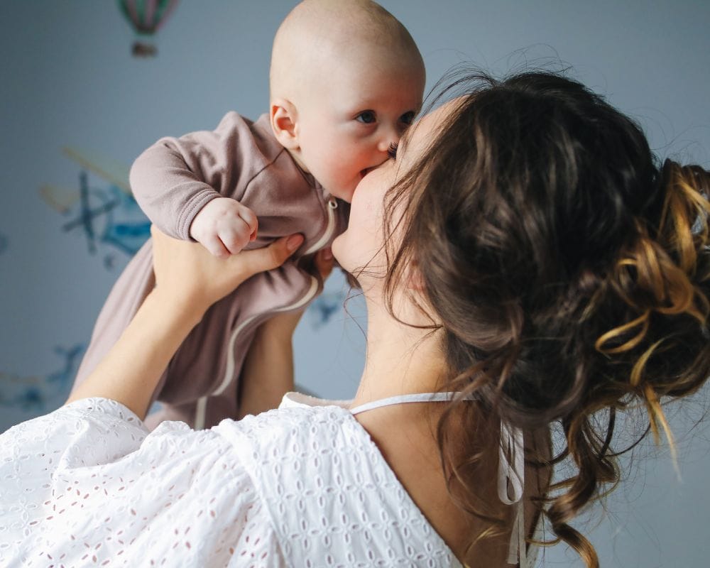 Baciare i bambini in bocca è giusto? Il parere del pediatra su un tema dibattuto tra i genitori 3 Baciare i bambini in bocca è giusto? Il parere del pediatra su un tema dibattuto tra i genitori - Be Sicily Mag - baciare in bocca i bambini 3