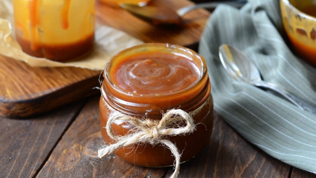 Idee regalo fai da te per Natale 2024, spazio alla golosità: 3 ricette per stupire 6 Idee regalo fai da te per Natale 2024, spazio alla golosità: 3 ricette per stupire - Be Sicily Mag - dulce de leche 1280x720 1