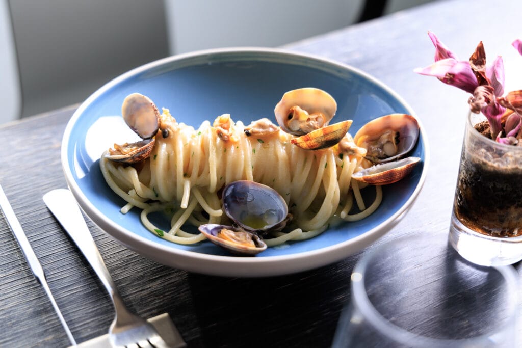Il Salotto sul Mare, il bistrot dello chef stellato Giuseppe Costa 4 Il Salotto sul Mare, il bistrot dello chef stellato Giuseppe Costa - Be Sicily Mag - DM2A8857 1