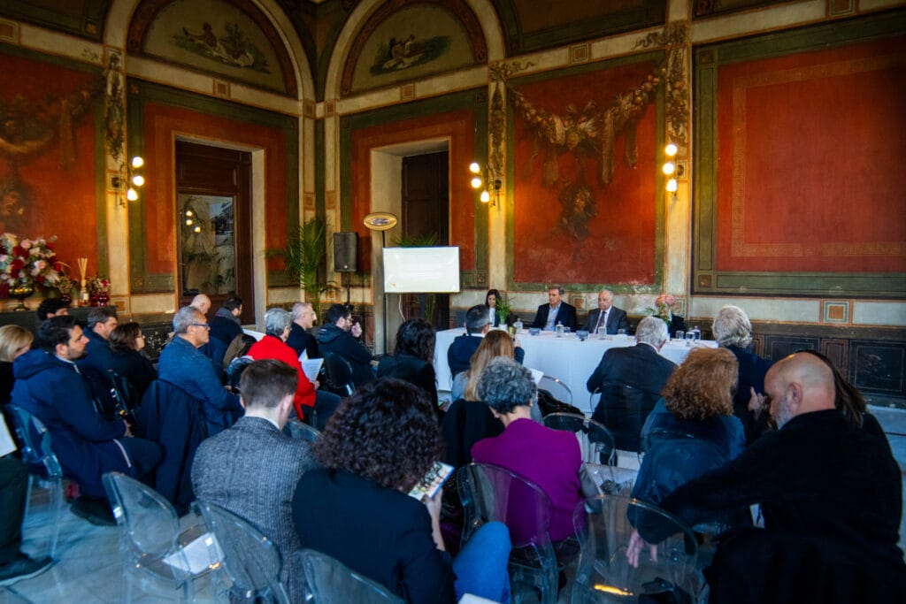 Essentia, l’istituto regionale del Vino e dell’Olio presenta il progetto per valorizzare le eccellenze del settore 2 Essentia, l’istituto regionale del Vino e dell’Olio presenta il progetto per valorizzare le eccellenze del settore - Be Sicily Mag - EssenceOfSicily Conferenza stampa 043
