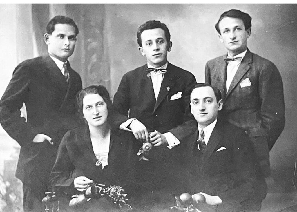 Gli ebrei di Sicilia e i loro salvatori ne "L'albero di carrubo": Alessandro Hoffmann racconta il suo nuovo libro - Be Sicily Mag - Gli studenti ungheresi iscritti alla Facolta di Medicina di Catania nel 1925. In piedi a sinistra Andrea Fenyves e a destra Albert Herczog 1