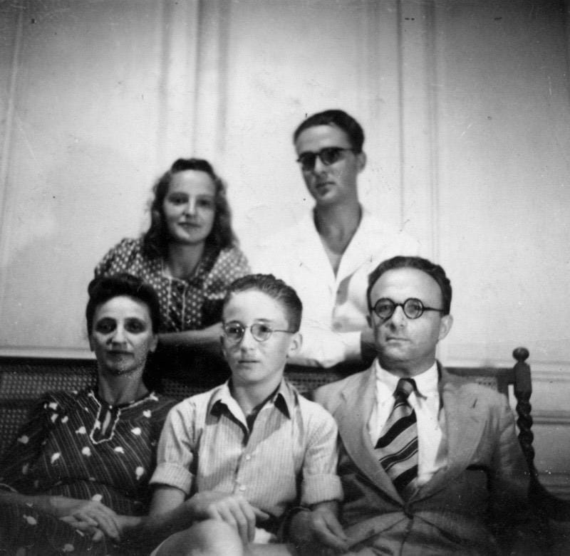 Gli ebrei di Sicilia e i loro salvatori ne "L'albero di carrubo": Alessandro Hoffmann racconta il suo nuovo libro - Be Sicily Mag - La famiglia Beretvas in senso orario Leopold Emilio Renee Anna e Luigi
