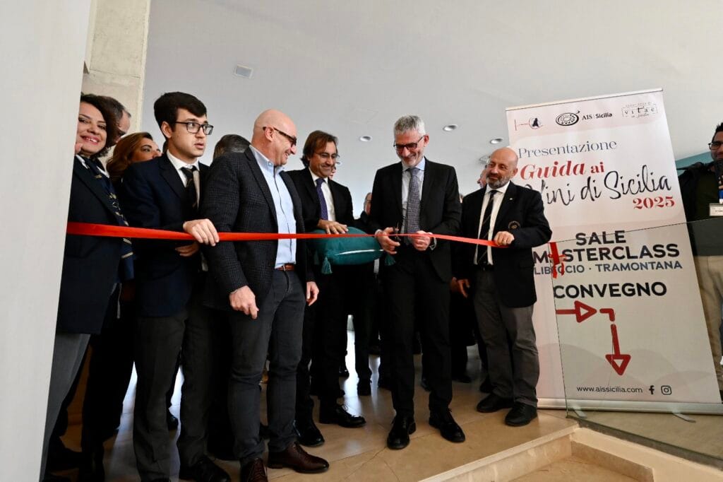 Ais presenta la Guida ai vini di Sicilia 2025: 15 etichette conquistano la "Pigna" 4 Ais presenta la Guida ai vini di Sicilia 2025: 15 etichette conquistano la "Pigna" - Be Sicily Mag - bae50ea0 7fd7 461d 944c fead23c54a8a