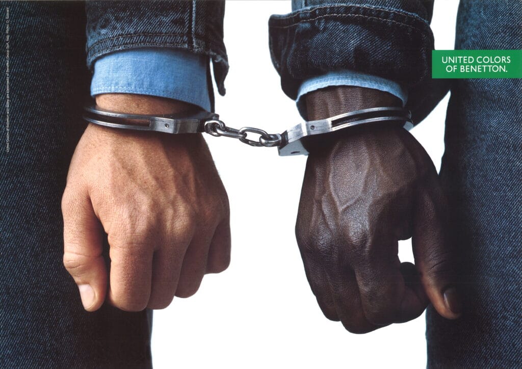 Oliviero Toscani, addio al fotografo milanese: gli inizi della carriera in Sicilia e il progetto a Piazza Armerina 9 Oliviero Toscani, addio al fotografo milanese: gli inizi della carriera in Sicilia e il progetto a Piazza Armerina - Be Sicily Mag - fw 1989 handcuffs 1
