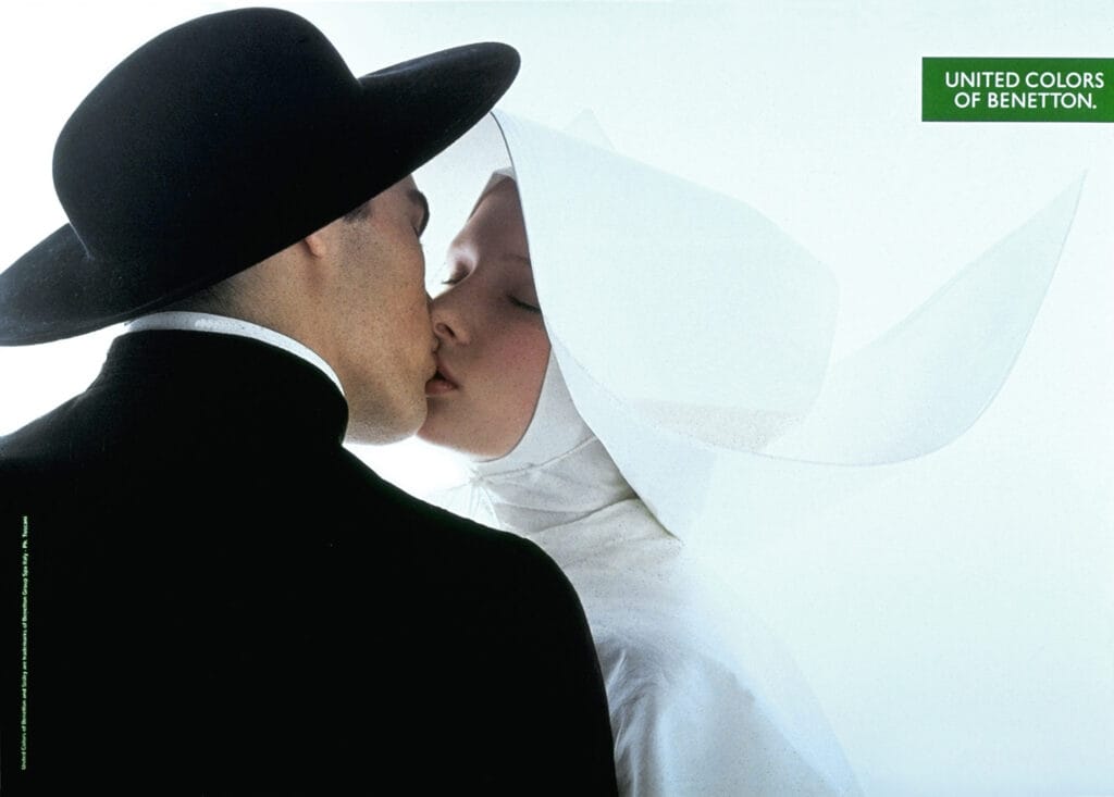 Oliviero Toscani, addio al fotografo milanese: gli inizi della carriera in Sicilia e il progetto a Piazza Armerina 8 Oliviero Toscani, addio al fotografo milanese: gli inizi della carriera in Sicilia e il progetto a Piazza Armerina - Be Sicily Mag - fw 1991 priest and nun