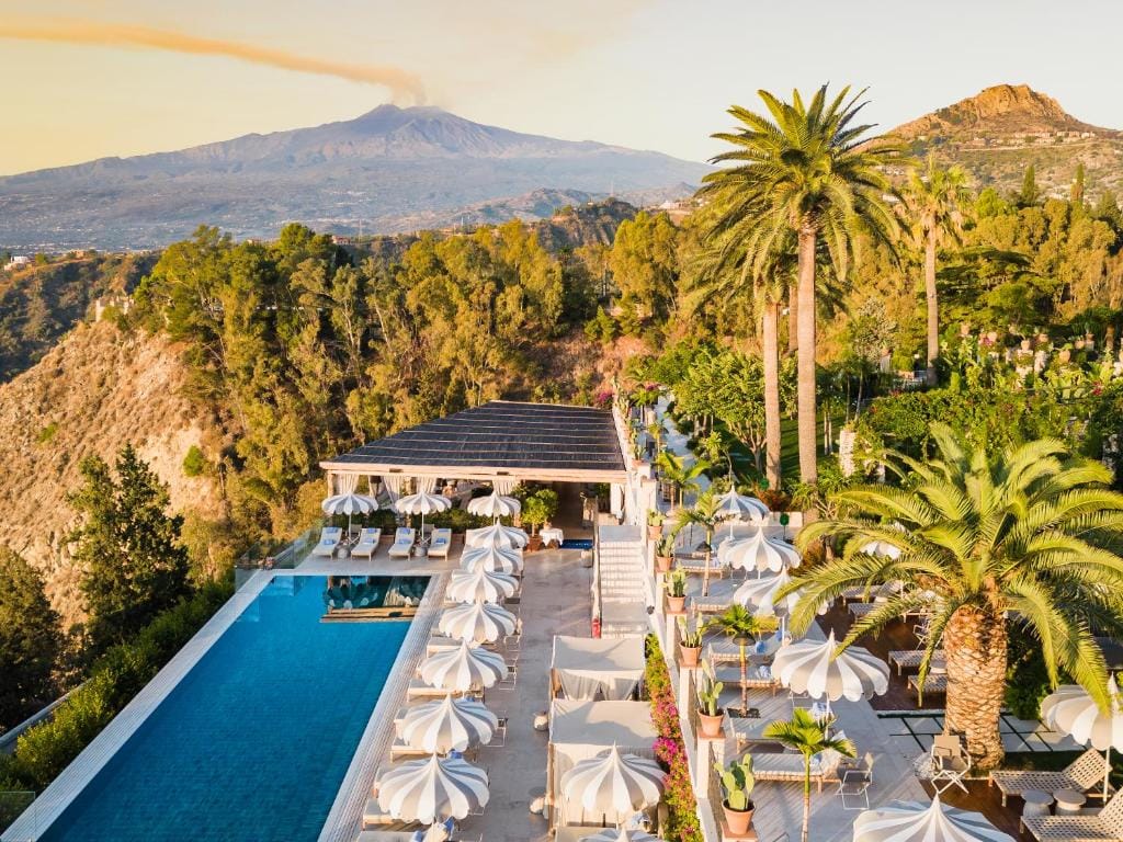 White Lotus, la serie che muove il turismo di lusso: dalla Sicilia alla Thailandia, prenotazioni da record 6 white lotus