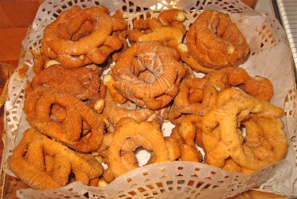Dolci tipici di Carnevale in Sicilia: dalle chiacchiere alla pignolata, le ricette della tradizione 4 Dolci tipici di Carnevale in Sicilia: dalle chiacchiere alla pignolata, le ricette della tradizione - Be Sicily Mag - Cuddrireddri