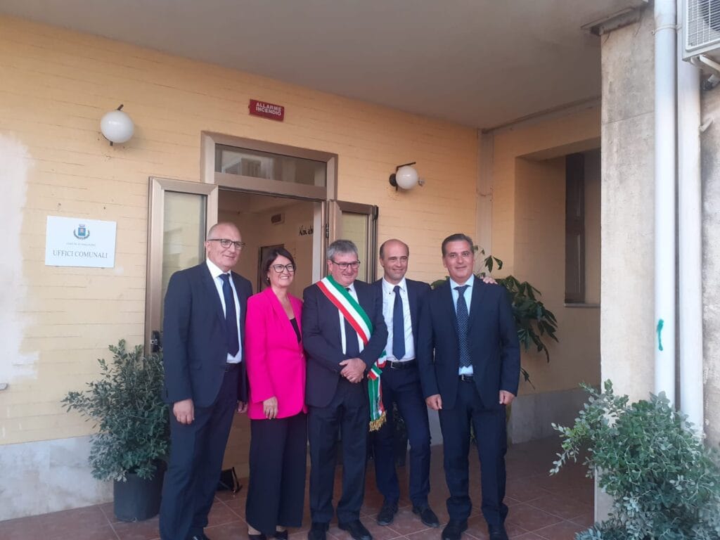 Misiliscemi, uno dei Comuni più giovani d'Italia è in provincia di Trapani: è stato istituito nel 2021 - Be Sicily Mag - Da sinistra Giuseppe laudicina barbara mineo il sindaco elio barbera e Giuseppe franconeri la giunta il giorno dellinaugurazione