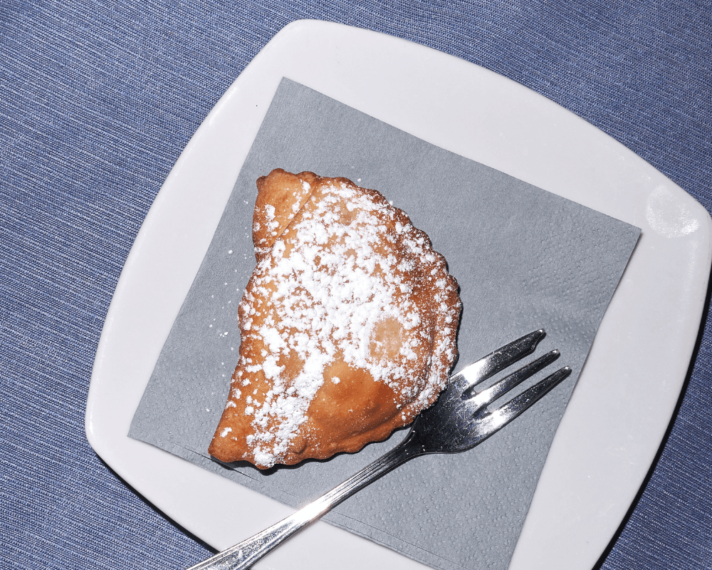 Dolci tipici di Carnevale in Sicilia: dalle chiacchiere alla pignolata, le ricette della tradizione 3 Dolci tipici di Carnevale in Sicilia: dalle chiacchiere alla pignolata, le ricette della tradizione - Be Sicily Mag - Progetto senza titolo 2025 02 14T125231.365 1