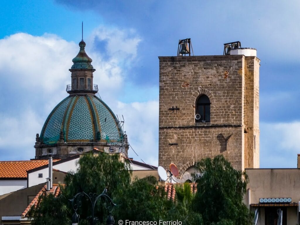 La Torre di San Nicolò e la cupola della Chiesa del Gesù a Palermo