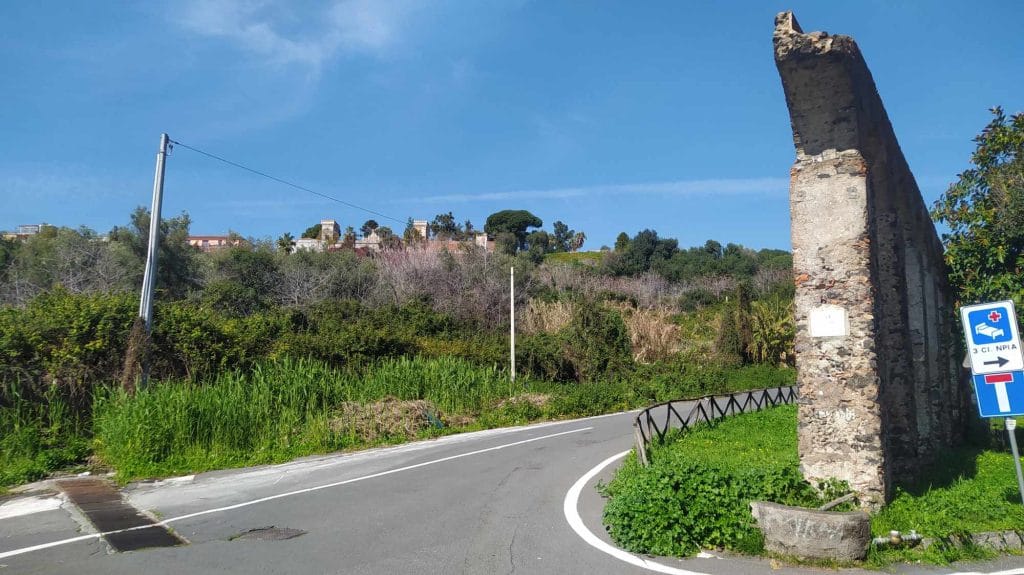 Timpa Leucatia, un'area ricca di flora e fauna all'interno di Catania da valorizzare e preservare 4 Timpa Leucatia vista del vecchio acquedotto
