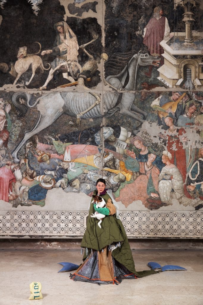 L’arte di vivere nelle tute firmate da Marzia Migliora a Palazzo Abatellis a Palermo: la mostra “Minuto Mantenimento” 3 L’arte di vivere nelle tute firmate da Marzia Migliora a Palazzo Abatellis a Palermo: la mostra “Minuto Mantenimento” - Be Sicily Mag - Marzia Migliora Tuta 1 Casa ovunque 2024 PH FAUSTO BRIGANTINO