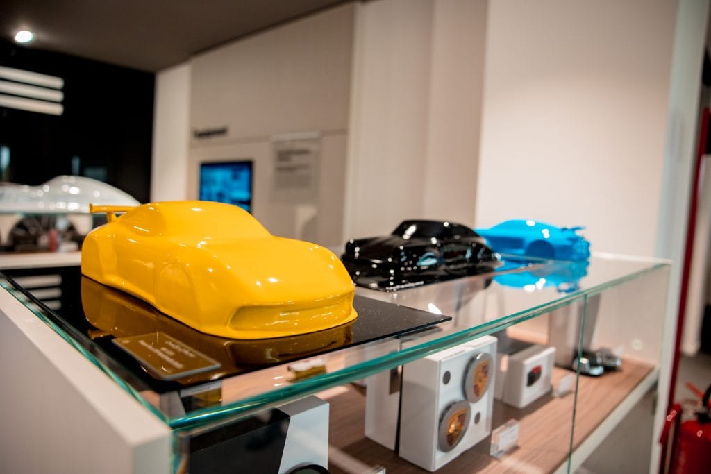 Porsche Macan Turbo 100% elettrica, test drive nel Centro di Palermo: l'evento tra SUV e arte 6 Porsche Macan Turbo 100% elettrica, test drive nel Centro di Palermo: l'evento tra SUV e arte - Be Sicily Mag - Modellino Porsche 2