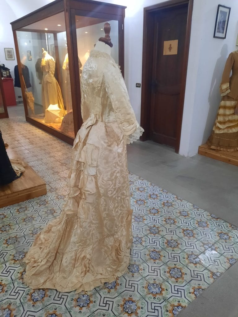 Uno degli abiti del Museo del Costume e della Moda siciliana di Mirto