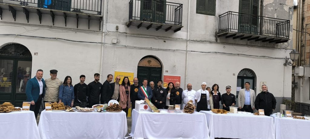 A Piana degli Albanesi nascerà il Museo del Cannolo e dei Prodotti Tipici: il dolce simbolo della pasticceria siciliana diventa arte - Be Sicily Mag - Presentazione del progetto Museo del Cannolo a Piana degli Albanesi a 4