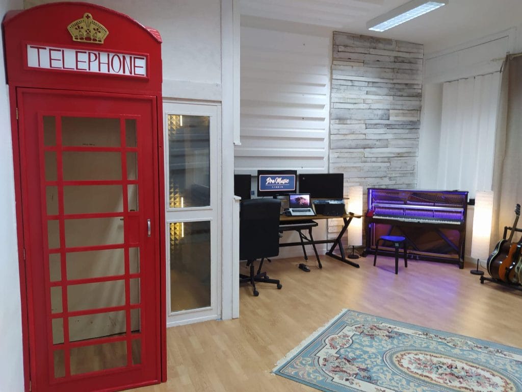 Pro Music Studio, ad Aragona da una scuola abbandonata è nato un centro culturale: il racconto del fondatore Giuseppe Salamone 6 Pro Music Studio, ad Aragona da una scuola abbandonata è nato un centro culturale: il racconto del fondatore Giuseppe Salamone - Be Sicily Mag - Pro music studio interni