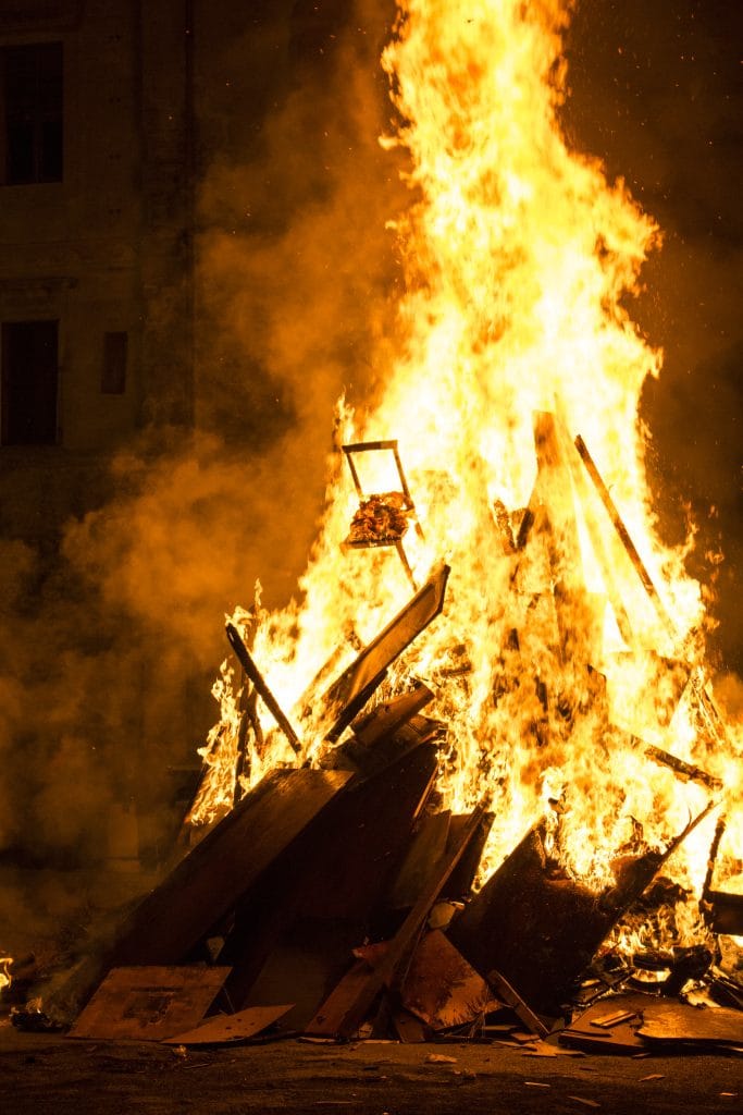 Fuoco e fede, la vampa di San Giuseppe tra tradizione e controversie: a Palermo la proposta per dei falò sicuri 2 Fuoco e fede, la vampa di San Giuseppe tra tradizione e controversie: a Palermo la proposta per dei falò sicuri - Be Sicily Mag - Vampa di San Giuseppe in piazza Kalsa