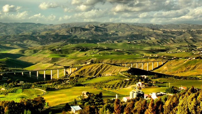 La strada degli scrittori, da Agrigento a Caltanissetta nel nome di Pirandello e altri autori siciliani - Be Sicily Mag - Veduta Vallone Caltanissetta ritaglio