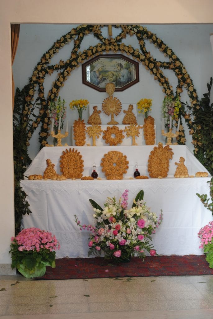 Festa di San Giuseppe 2025, a Salemi tornano le Cene, coi pani votivi e gli altari devozionali: una settimana tra fede e tradizione 5 Un altare di pane