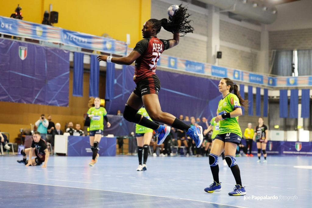 La camerunense Ateba della Handball Erice (Foto di Joe Pappalardo)