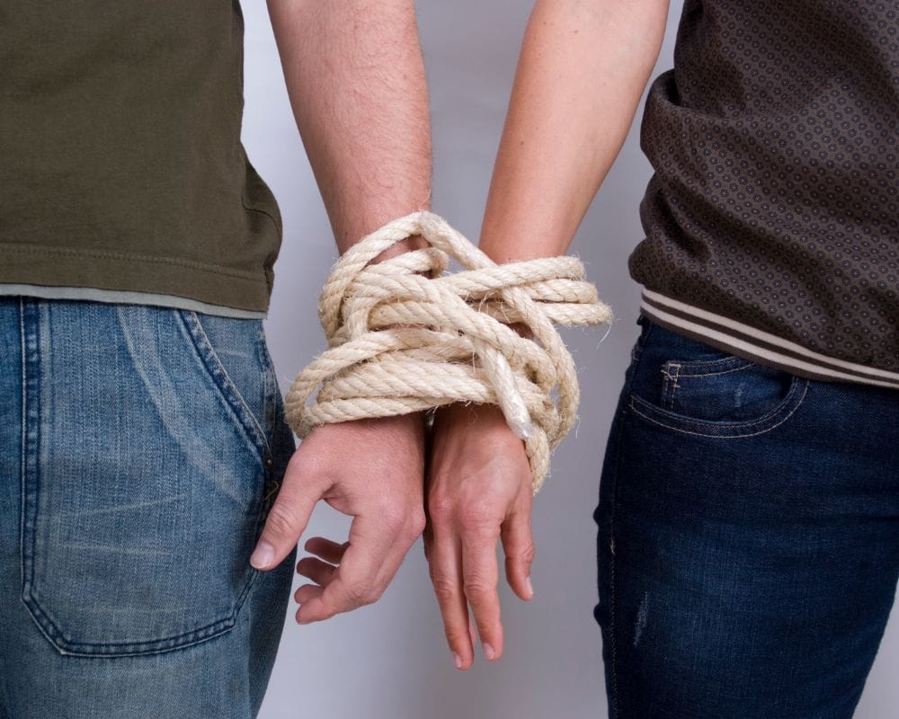 Dalla famiglia invischiata al figlio cronico: quando i legami rischiano di essere dannosi per la crescita 3 Dalla famiglia invischiata al figlio cronico: quando i legami rischiano di essere dannosi per la crescita - Be Sicily Mag - famiglia invischiata e figlio cronico 2